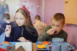 Чим та як годує фабрика-кухня школярів на Київщині (ФОТО)