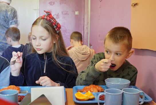 Чим та як годує фабрика-кухня школярів на Київщині (ФОТО)