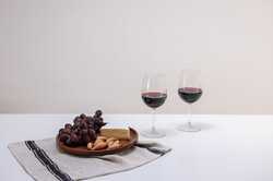 Як обрати вино для вечері: корисні поради від сомельє