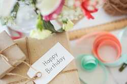 Особые слова в особый день: как поздравить девушку с Днем рождения