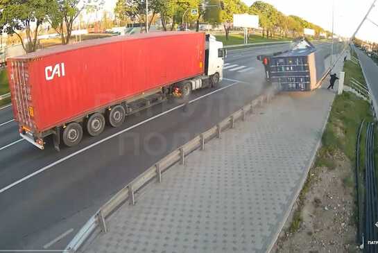 З'явилося відео, на якому вантажівка врізалася в стовп і перекинулася