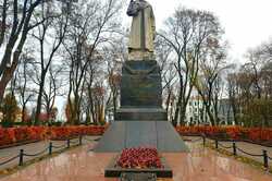 В Киеве не будут демонтировать памятники Ватутину и Щорсу: подробности 