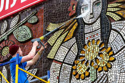 Активісти ініціативи «Києве, мий» очистили 45-річну мозаїку на Березняках