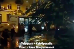 В Киеве огромное дерево рухнуло на маршрутку с пассажирами (Видео) 
