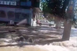 В Киеве из-за прорыва трубы улица превратилась в реку (ВИДЕО)