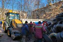 В Киеве зачищают улицы от шин и стихийной торговли (ФОТО)