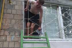 Пытался сбежать из дома: в Киеве спасатели освобождали застрявшего в окне подростка (ФОТО)