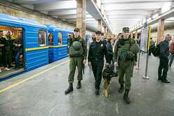 У Києві збільшили кількість поліції біля метро та ТРЦ: що зміниться