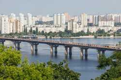 В Киеве на мосту Патона образовался 
