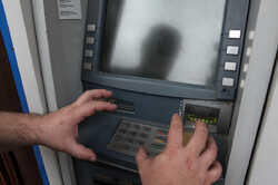 На Подоле неизвестные вскрыли банкомат