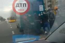 В Киеве пассажирам пришлось толкать маршрутку