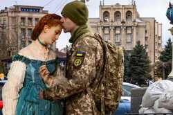 Боец теробороны Киева стал героем картины французской художницы (Фото) 