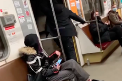 Чуть не оторвало голову: в метро Киева мужчина открыл двери вагона на ходу (Видео)