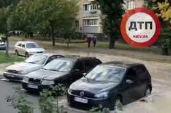 Масштабный прорыв трубы в Киеве: автомобили оказались в воде