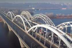 У Києві перекрили два мости, проїзд неможливий