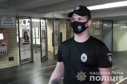В киевском метро полицейский спас мужчину с сердечным приступом (Фото) 