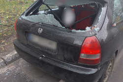 В Киеве женщина намеренно разбила чужой автомобиль