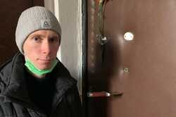 Две гвоздики и нож в дверях: в Киеве угрожают активисту, который борется с застройкой (Фото) 