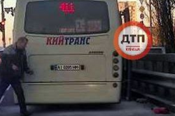Возле ТЦ «Колибрис» на ходу загорелась маршрутка с пассажирами