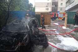 В Киеве дотла сгорела припаркованная машина: есть пострадавший