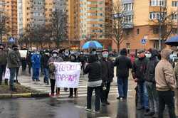 Надоел произвол: жители Оболони перекрыли дорогу из-за многоэтажной застройки (фото)