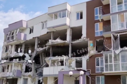 У Бучі почав розвалюватись будинок, який бомбили росіяни (Відео)
