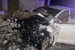 У Києві водій в'їхав у бетонний блок: автомобіль загорівся (ФОТО)