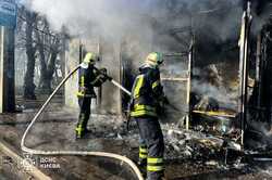 У Києві повністю згоріла зупинка громадського транспорту (ФОТО)