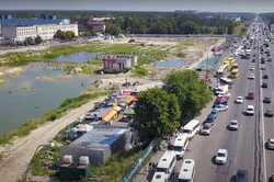 У метро 