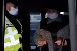 В Киеве полицейские не пустили в маршрутку медика и привезли ее на работу на своей машине
