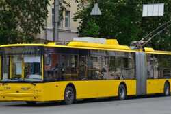 На маршрутах тролейбусів у Києві ремонтують контактні електромережі