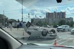 На Дарницкой площади перевернулся автомобиль (ВИДЕО)