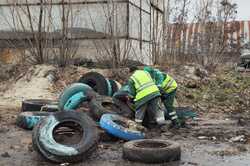 На одній вулиці Києва знайшли понад 2 тисячі автомобільних шин 