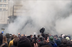 У Києві протестувальники закидають Конституційний суд презервативами, але вони не долітають та падають їм на голови