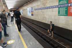 В Киеве мужчина прыгнул на рельсы в метро и пошел в тоннель (Фото) 