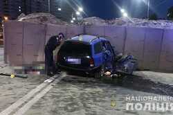 У Києві автомобіль врізався у блокпост: двоє загиблих (ФОТО)