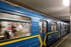 В Киевском метрополитене запустили арт-поезд против мошенников