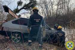 У Києві витягли з водойми затонулий автомобіль (ФОТО)
