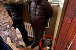 У Києві затримали двох посадовців, які вимагали хабар за торгівлю ялинками