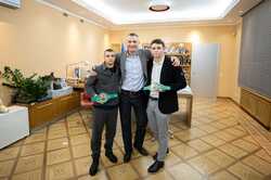 Кличко поздравил с победой в Чемпионате мира молодого боксера