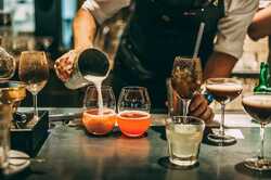 15 освежающих летних коктейлей, которые можно приготовить дома или заказать в баре