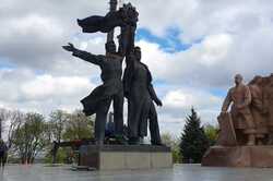 В Киеве стартовал демонтаж скульптур под Аркой дружбы народов (ВИДЕО)