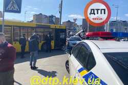 Врезался в столб и автомобиль: на Позняках в ДТП попал автобус с пассажирами (фото)