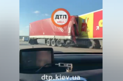 Под Киевом столкнулись две фуры: водитель уснул
