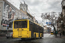 В Киеве водитель троллейбуса протащил пожилую пассажирку, зажав ее в дверях