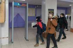 В школах Киева установят металлодетекторы: подробности