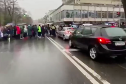 В Киеве антивакцинаторы заблокировали движение в центре города: список улиц (Видео) 