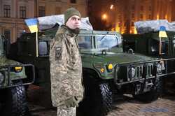 Киевским военным вручили сертификат на получение 13 бронеавтомобилей