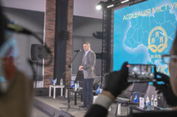 Кличко открыл памятный знак по случаю 30-летия Ассоциации городов Украины
