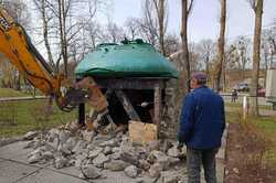 У Києві на території школи стояв радянський танк: що зробили з пам'ятником
